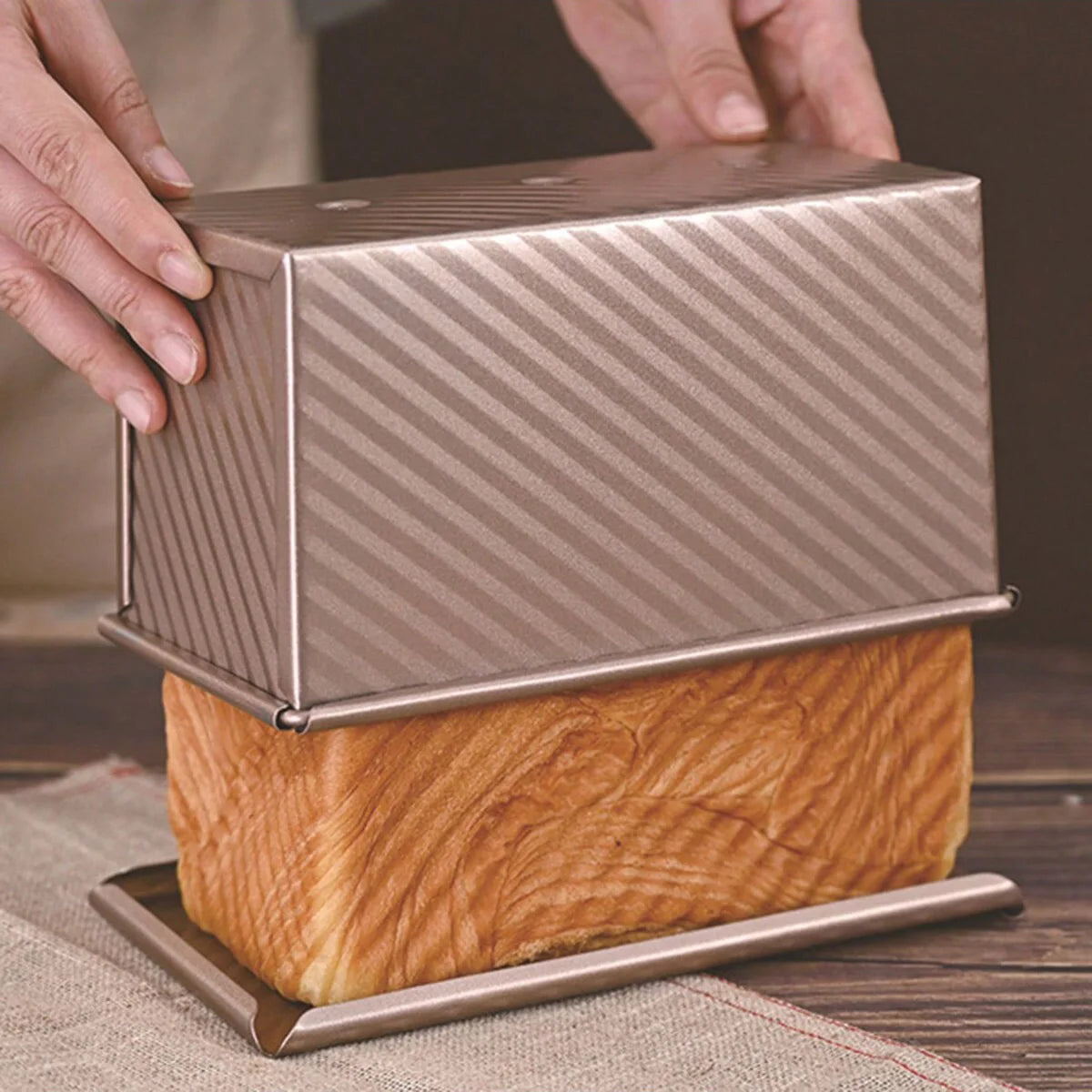 Golden Non‑Stick Loaf Pan with Lid – Easy‑Clean Oven Baking Mold