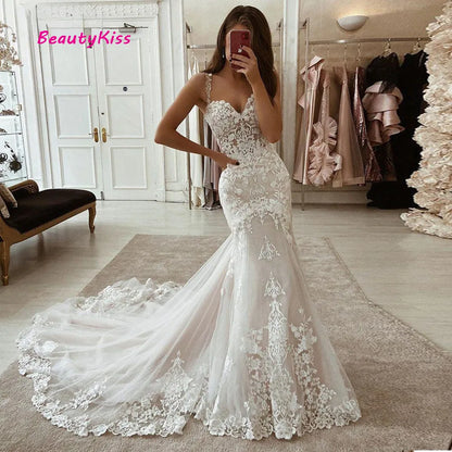 Ivory Mermaid Lace Appliques Tulle Bridal Gowns with Court Train Sweetheart Straps Vintage