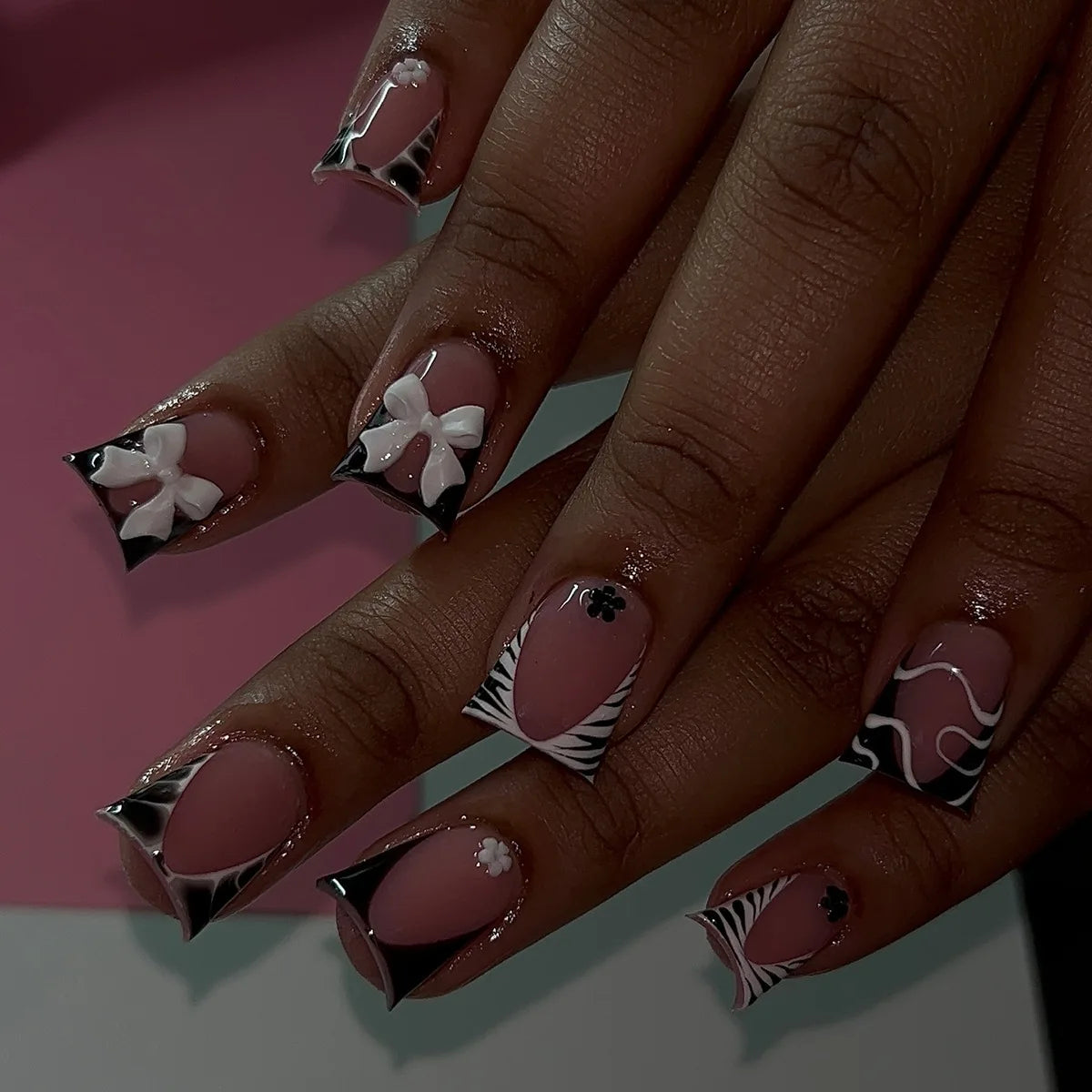 24Pcs French Pink Press on Nails Short Square Head Fake Nails with Flower Rhinestone Design Wearable Finished False Nail Tips