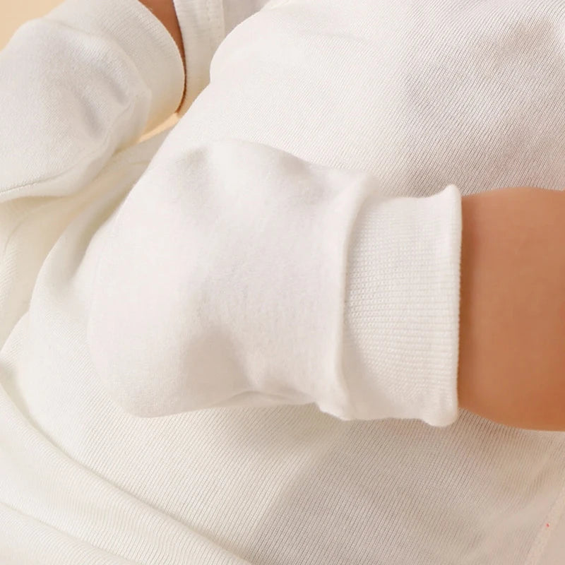 Randomly pack 6 pairs of gloves for babies to prevent face scratching.