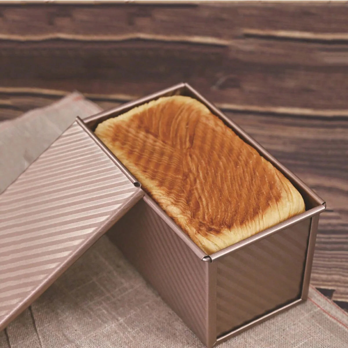 Golden Non‑Stick Loaf Pan with Lid – Easy‑Clean Oven Baking Mold