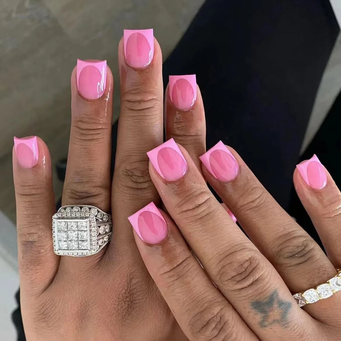 24Pcs French Pink Press on Nails Short Square Head Fake Nails with Flower Rhinestone Design Wearable Finished False Nail Tips