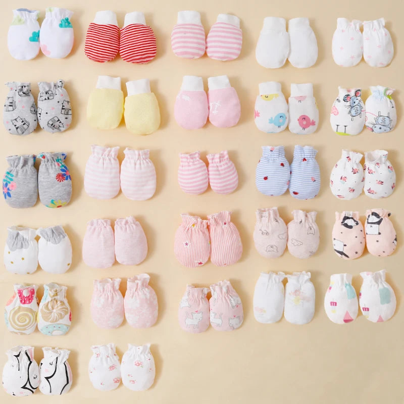 Randomly pack 6 pairs of gloves for babies to prevent face scratching.