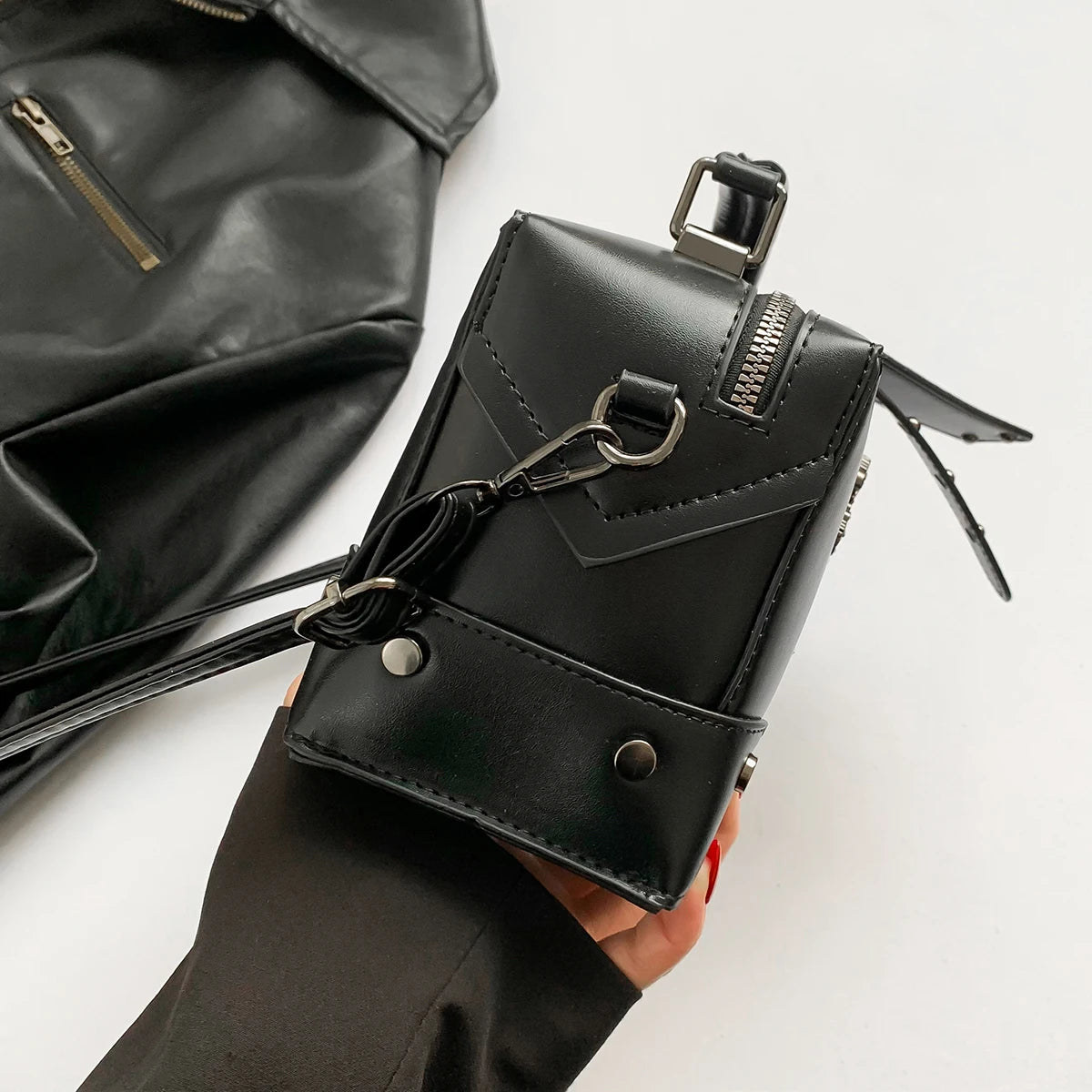 Niche design punk motorcycle style skull handbag, Halloween dark cool all-match solid color crossbody bag,